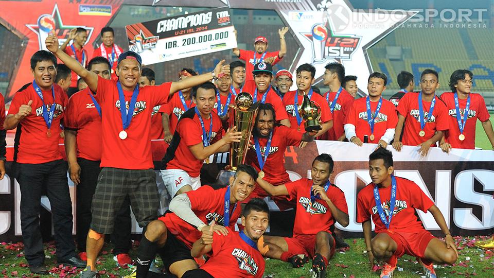 Kubu Semen Padang U-21 berpose bersama trofi Liga Super U-21 dan Piala Pemain Terbaik yang direbut Nerius Alom.